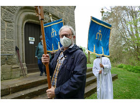 Bittprozession an der Weingartenkapelle (Foto: Karl-Franz Thiede)